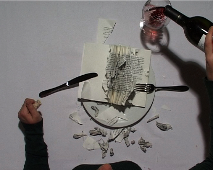 Le Repas - installation vidéo - d’après Le Repas de Valère Novarina, éditions P.O.L., Paris, 1996 - projection vidéo sur table blanche - 2008