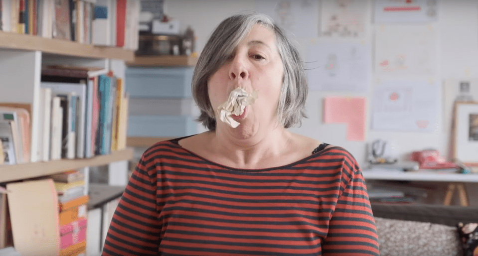 Cracher le morceau - installation vidéo - vidéo, boules de papier - 2020