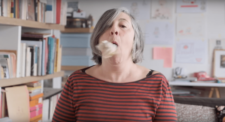 Cracher le morceau - installation vidéo - vidéo, boules de papier - 2020