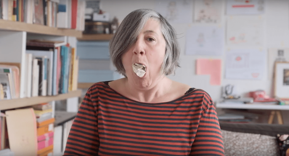 Cracher le morceau - installation vidéo - vidéo, boules de papier - 2020