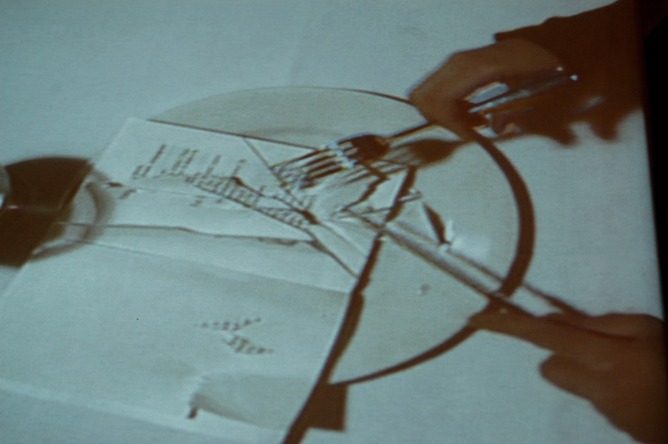 Le Repas - vue de l'installation vidéo à la galerie Paul-Louis Flandrin - projection vidéo sur table blanche - 2008