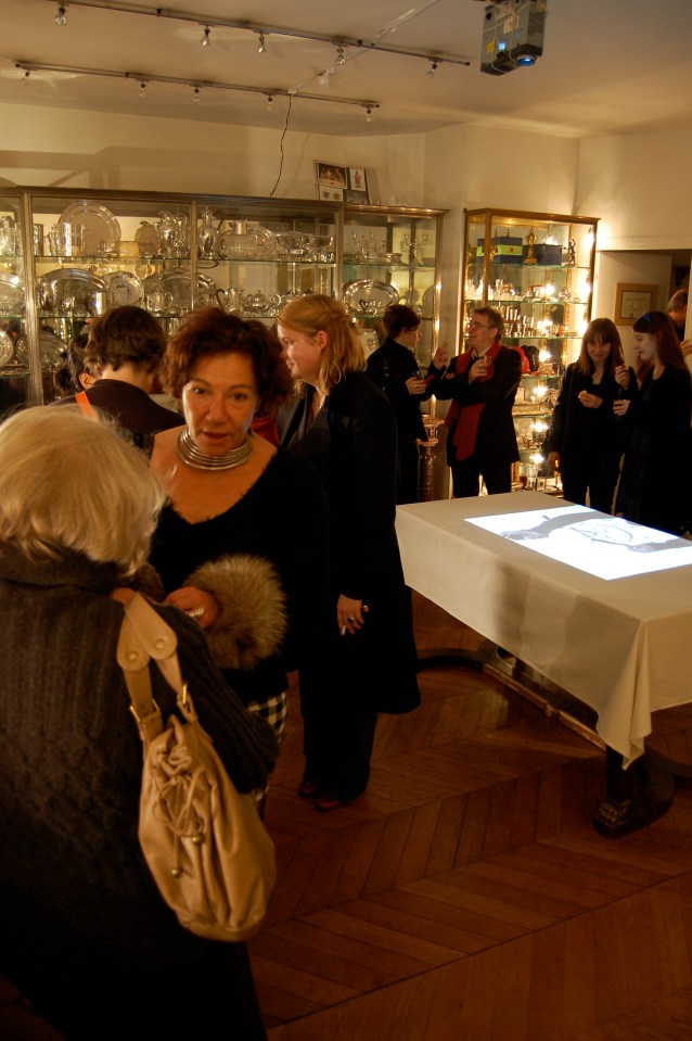 Le Repas - vue de l'installation vidéo à la galerie Paul-Louis Flandrin - projection vidéo sur table blanche - 2008