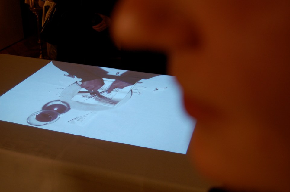 Le Repas - vue de l'installation vidéo à la galerie Paul-Louis Flandrin - projection vidéo sur table blanche - 2008